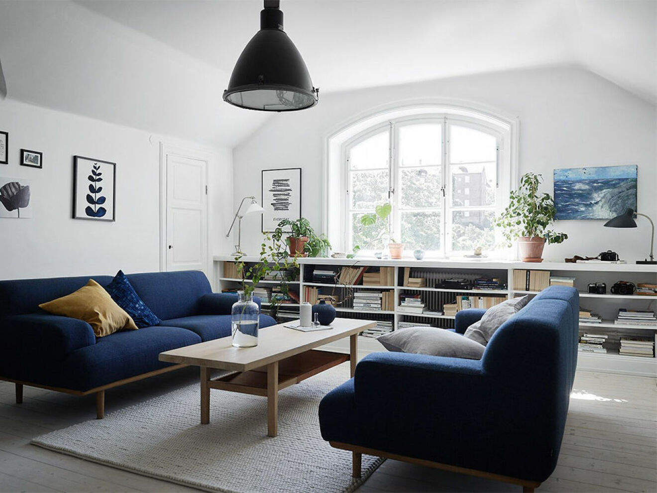 Inred med blå soffa – årets färg 2020