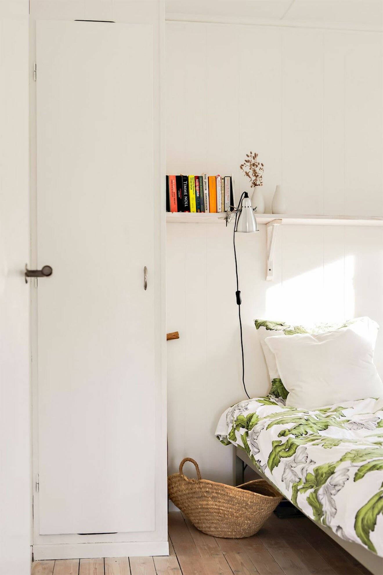 Somrigt sovrum i vitt och grönt