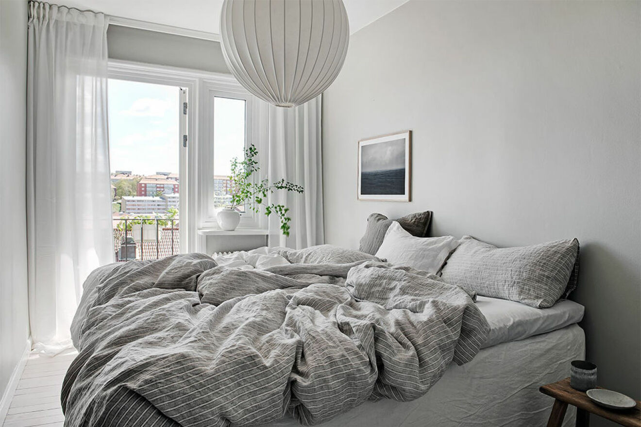 Minimalistiskt sovrum med rofylld inredning i grå toner