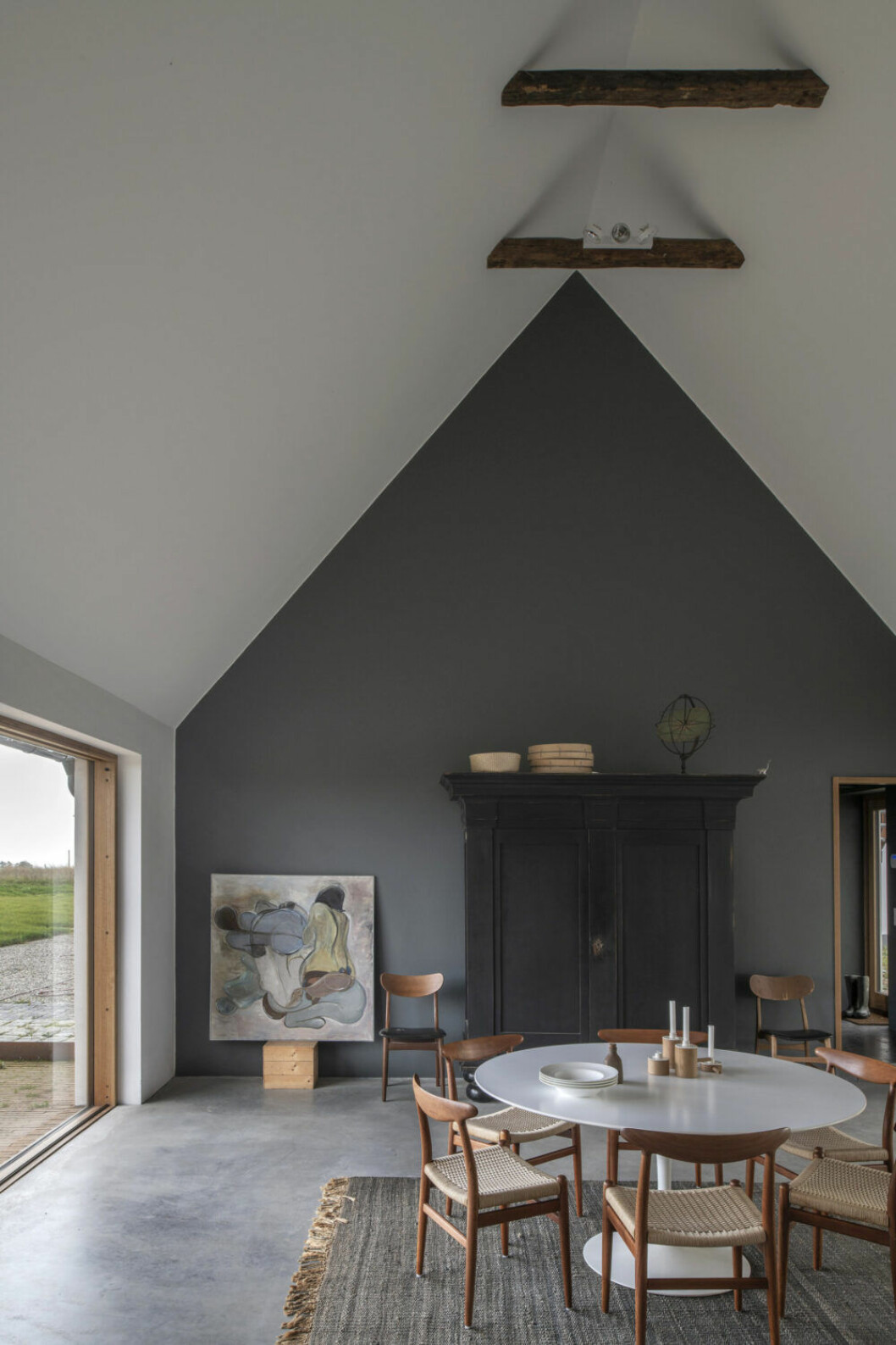 Ljuset flödar rakt igenom byggnaden. Matsal och kök före både boende och uthyrningar. Bord Tulip av Eero Saarinen, stolar Wegner. Hampamatta från norra Indien, ursprungligen indigoblå, nu solblekt.
