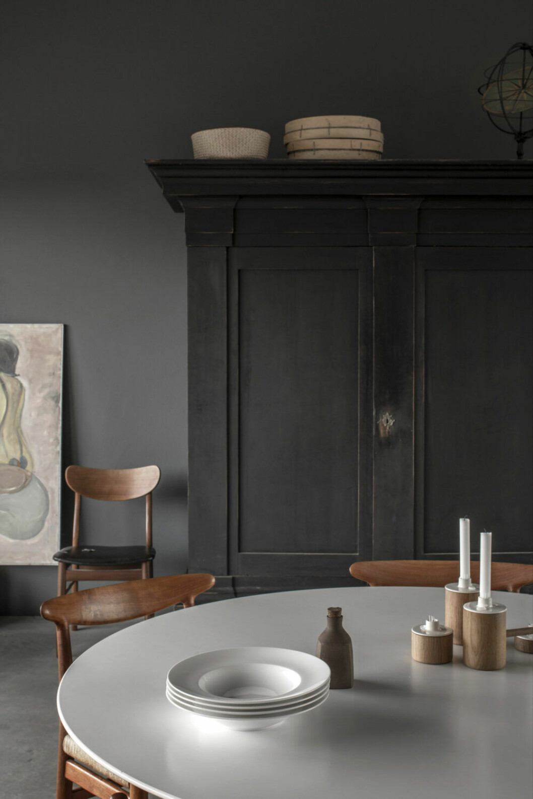 ”Narnia-skåpet”, köpt på Stockholms auktionsverk och inburet av fyra man under en snöstorm. Ljusstakar från Another country, design Marie Dessuant. Oljekrus av Signe Persson Melin. På skåpet såll till torkade blommor, Ikeakorg och en armillarsfär, ett antikt astronomiskt instrument.