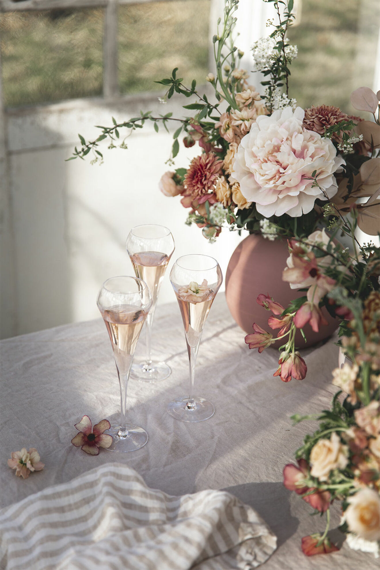 Champagneglas dekorerade med blommor