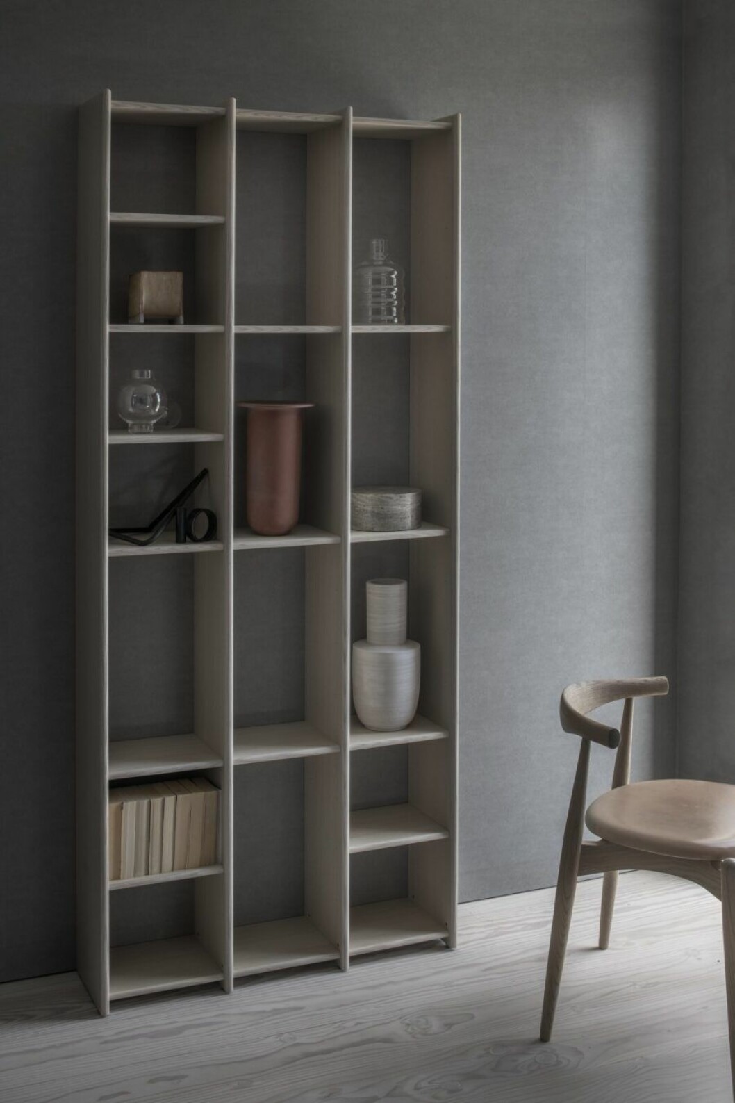 Hylla, design Studio norrlandet. CH20, Hans J. Wegner