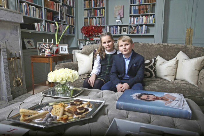 Ingrid Alexandra och Sverre Magnus i vardagsrummet på Skaugum där kronprinsfamiljen bor. Foto: TT