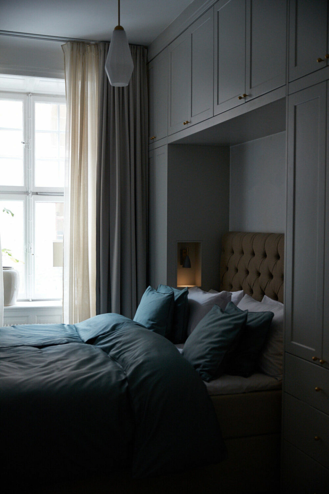 sovrum med elegant garderob byggd runt sängen från Birch and Wood