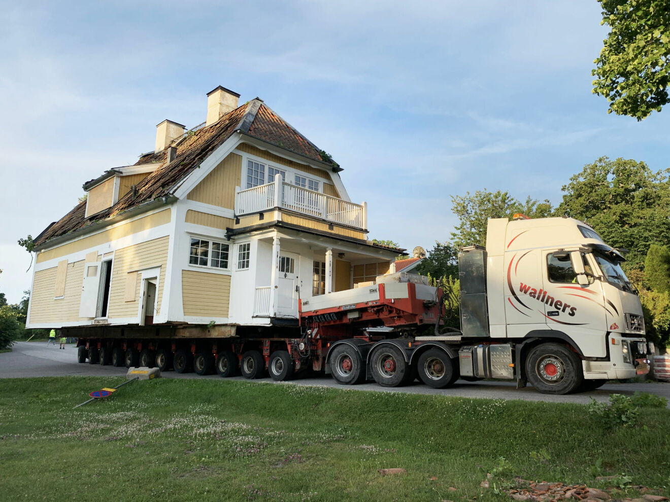 Gul sekelskiftesvilla flyttas med lastbil i Djursholm