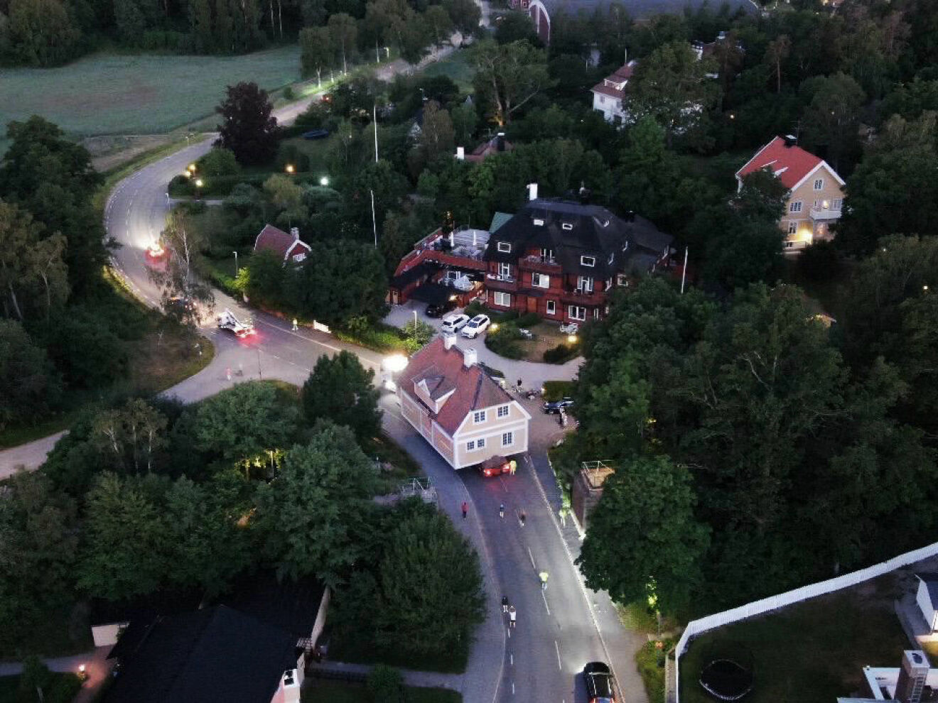 Sekelskiftesvilla flyttas med lastbil i Djursholm