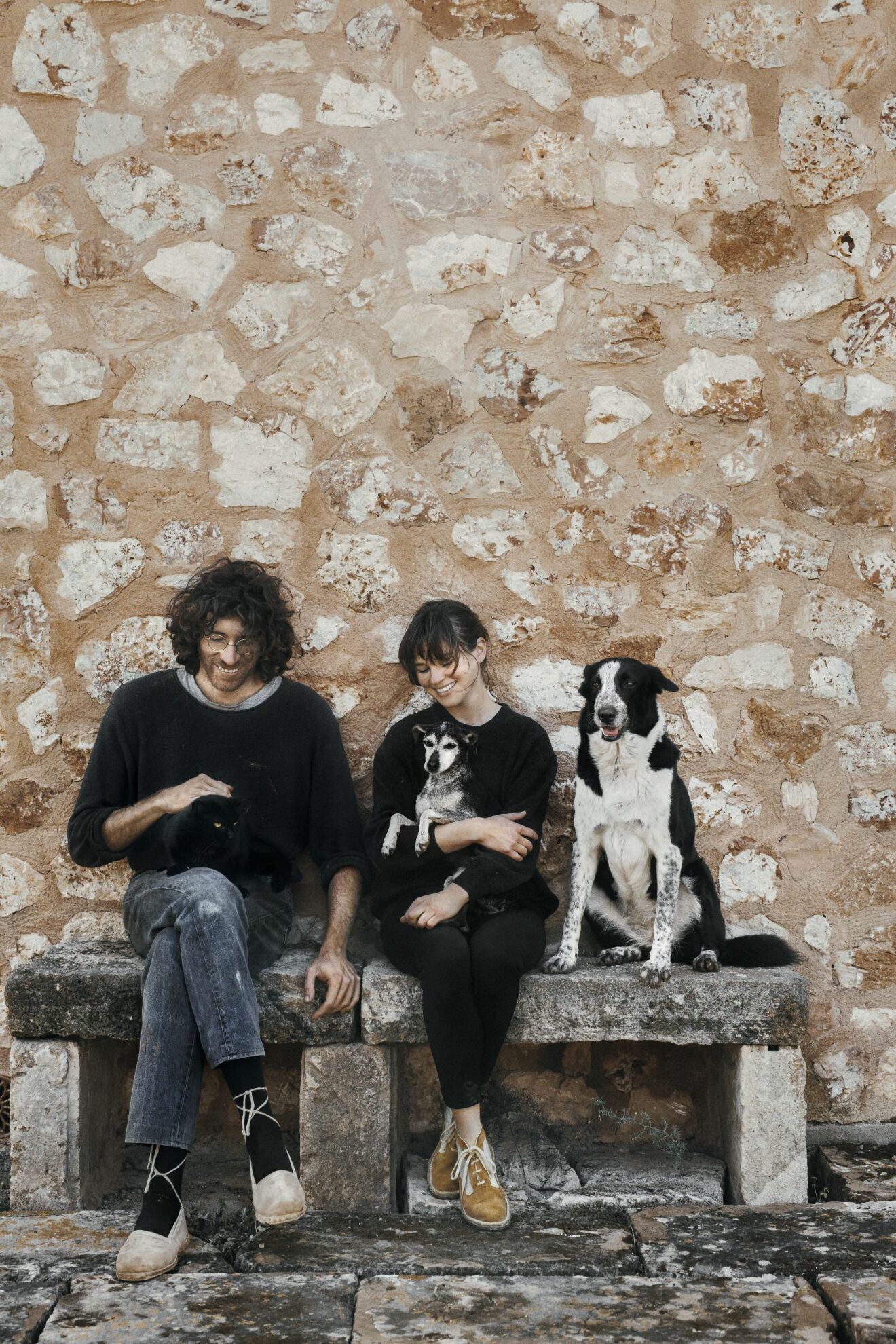 Adriana Meunié och Jaume Roig utanför deras hem på Mallorca