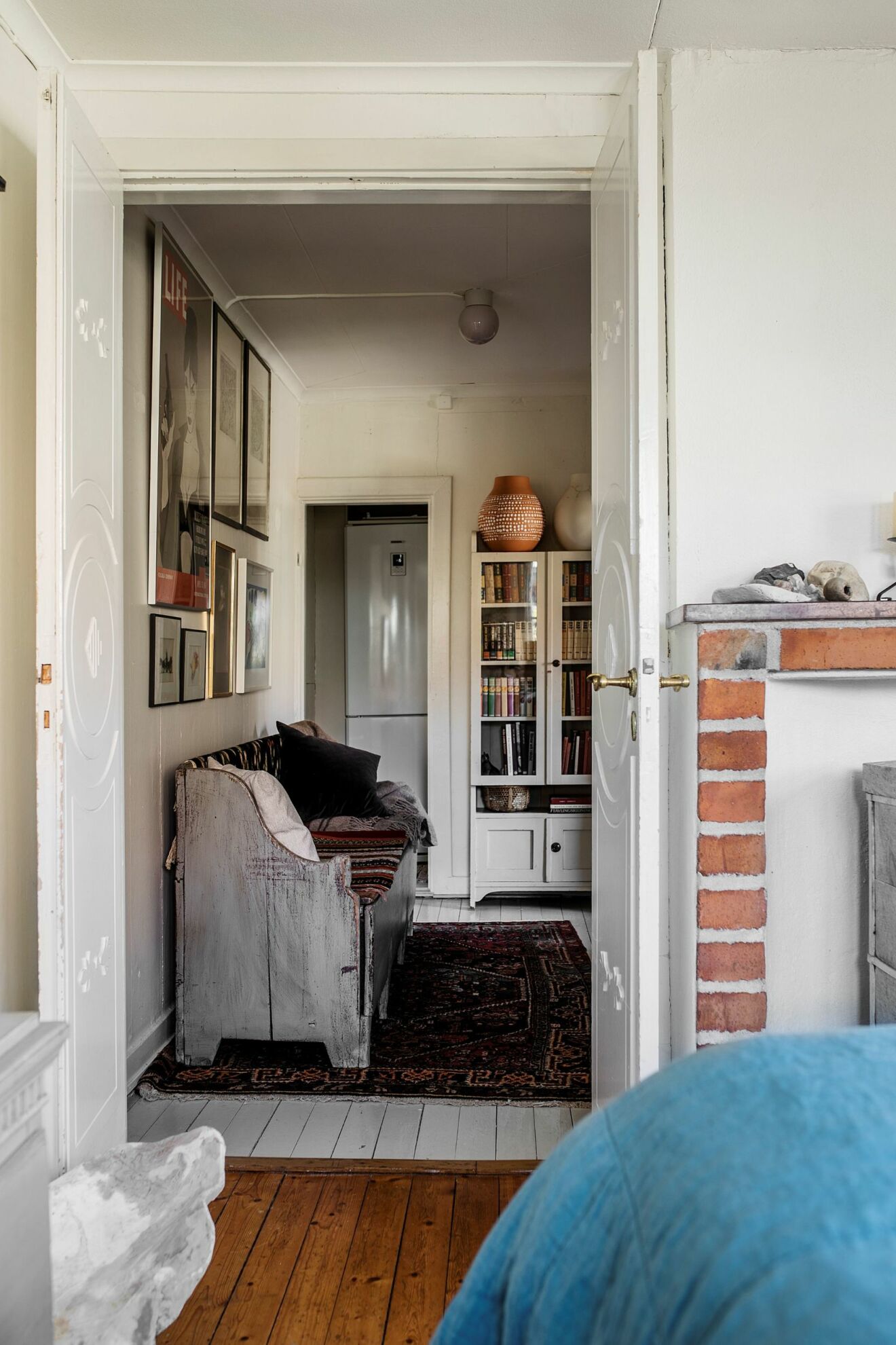 Åsa Larsson säljer sitt hus i Mariefred originaldetaljer dörrar trägolv