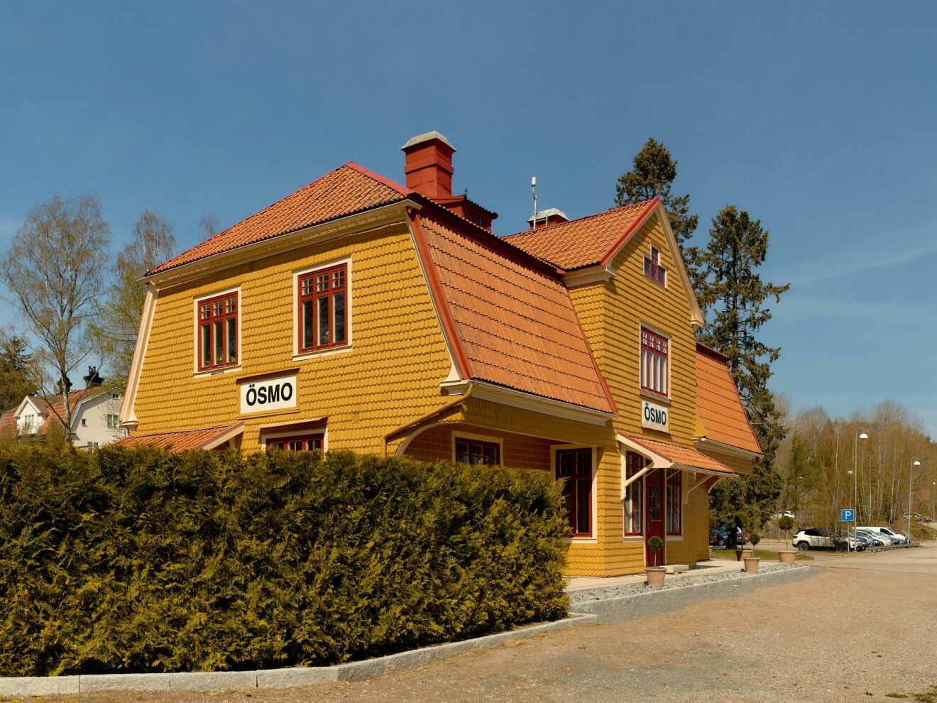 Stationshuset i Ösmo är till salu fasaden trädgård