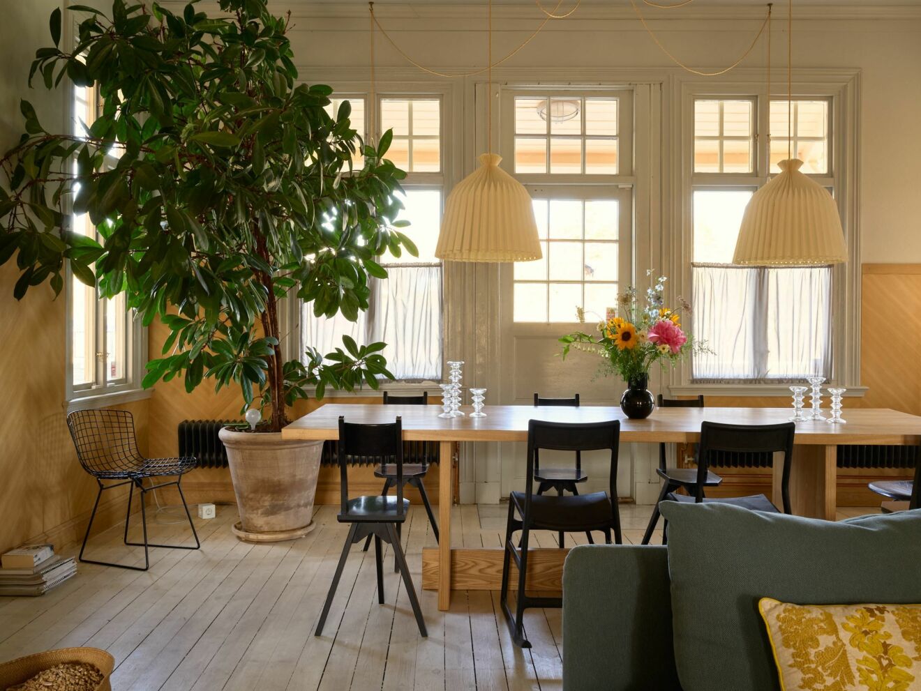 Stationshuset i Ösmo är till salu med magisk inredning matsalen fikusträd