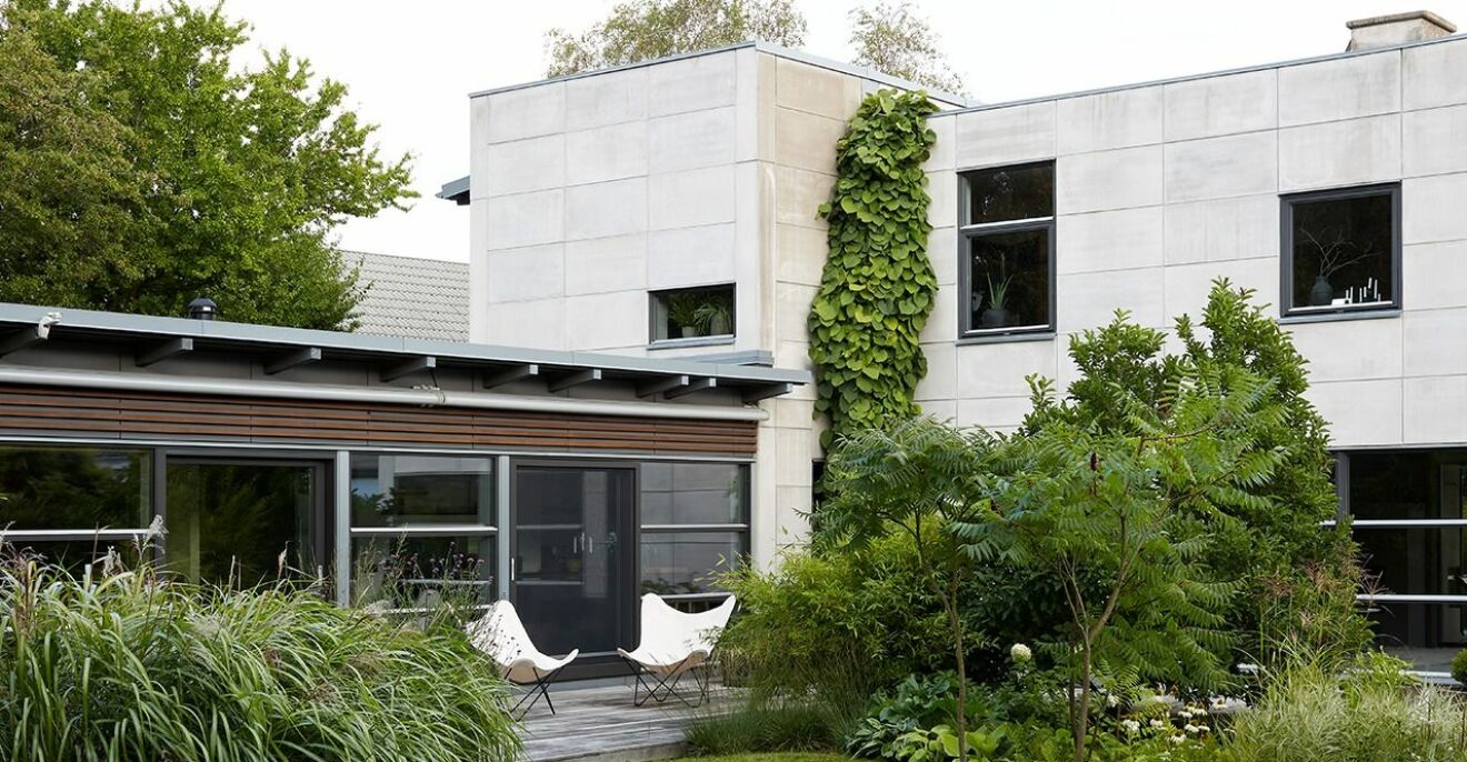 Unika betongfasaden på uppmärksammade huset är en spännande kontrast till en vild trädgård.