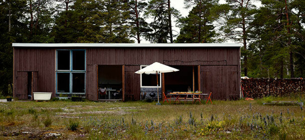 <em>På ett tidigt stadium hade Henrik och Lotta en idé om »massa glas mot vattnet« som de nu övergett. Fasaden som vetter mot havet har sex före detta garageportar</em> Imberg_Furillen-54932