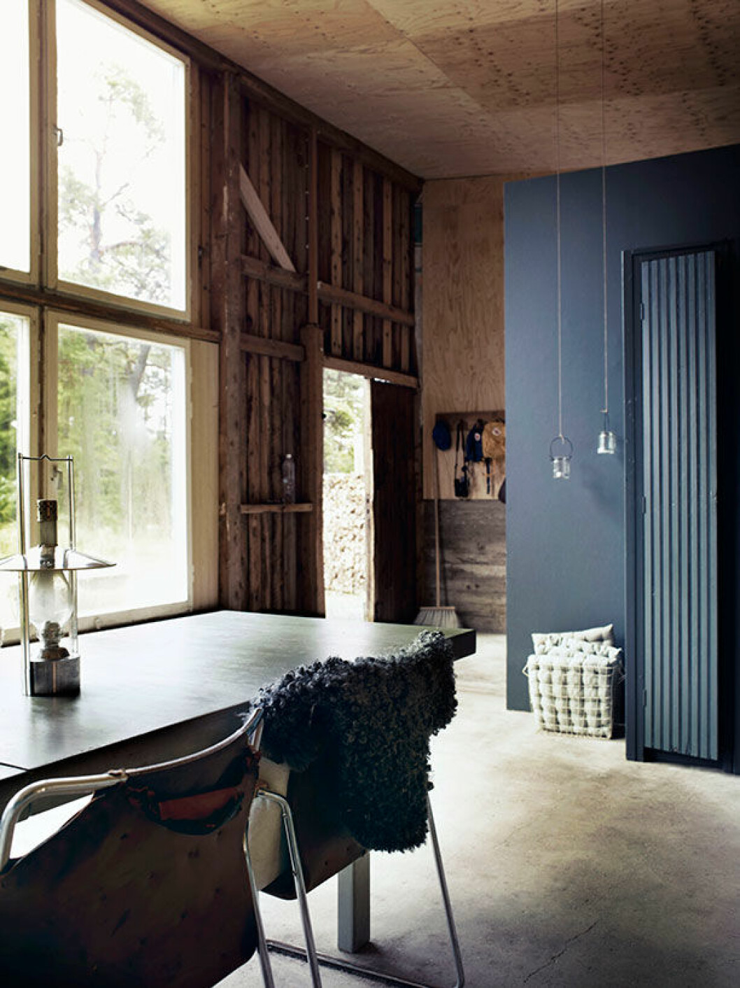 <em>Matbordet är ärvt av Lottas mamma och målat i samma färg från Farrow & Ball som skärmväggarna. Stolarna är vintage. Lamporna i bakgrunden kommer från Muuto.</em> Imberg_Furillen-54743