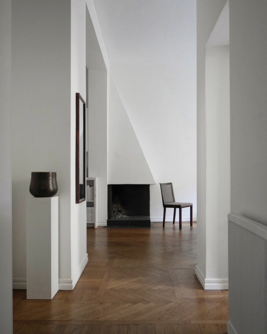 Hemma hos Claes hittar vi kök och vardagsrum i en öppen planlösning med ett stort fönster i ena änden och sovrum med balkong mot gården.
