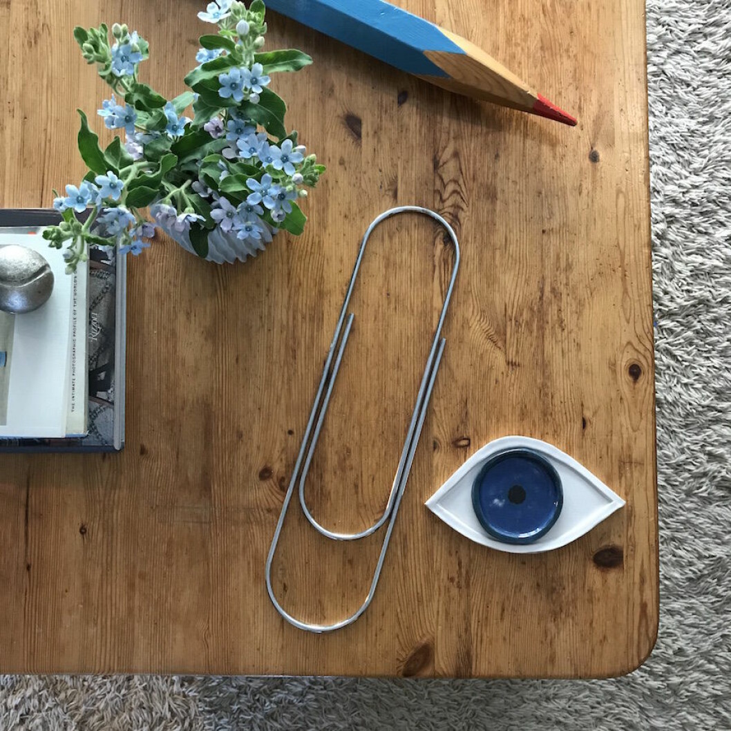 Lisa Milberg har ett öga för detaljer. Bild på uppförstorat gem, öga och penna hemma hos Auktionstipsets Lisa Milberg.
