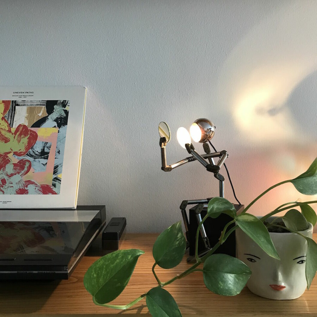 Gå på magkänsla menar Lisa Milberg och Leo Forssell från Auktionstipset. Bild på robotlampa och växt hemma hos Auktionstipsets Lisa Milberg.