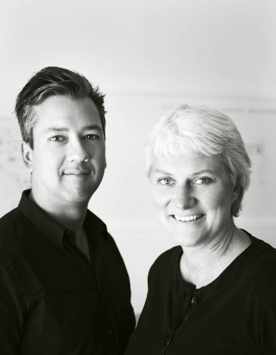 Fredric Beneschs och Katarina Lundeberg på In praise of shadows projekt – flera av dem hantverksdrivna lösningar i den lilla skalan – har en närmast påträngande materialitet. Ofta är det trä som dominerar, något duon ser som ett tydligt tecken, »de vita gipsväggarna är på väg bort«. Trendspaning »I takt med att familjelivet får allt större fokus kommer rummen att bli mer jämnstora – barnen och polarna behöver ju också någonstans att hänga.« in praise of shadows fredric benesch