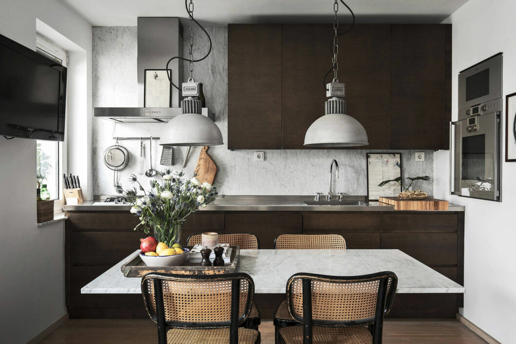 Foto: Adam Helbaoui/<a href="https://www.instagram.com/kronfoto/" target="_blank" rel="noopener">Kronfoto</a> Styling: <a href="https://www.instagram.com/wallesochwalles/" target="_blank" rel="noopener">Walles & Walles</a> för <a href="https://www.instagram.com/alexanderwhitesthlm/" target="_blank" rel="noopener">Alexander White</a>/mäklare: Wilhelmina Bonde Alfvén