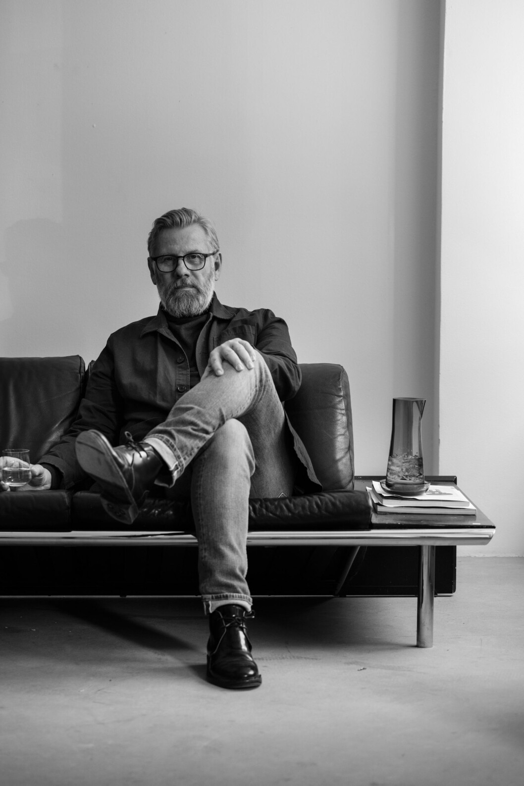 Industridesignern Björn Dahlström attraheras av kontrasten mellan glasets ömtåliga, svala, känsliga natur och den hårda, heta processen bakom. Industridesignern Björn Dahlström.