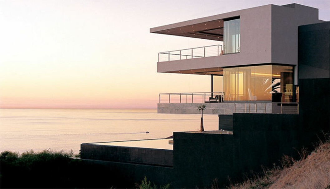 Via: <a href="http://www.idesignarch.com/wp-content/uploads/Oceanfront-House-Transparent-Pool_2-1017x1024.jpeg" target="_blank">idesignarch</a> Via: idesignarch