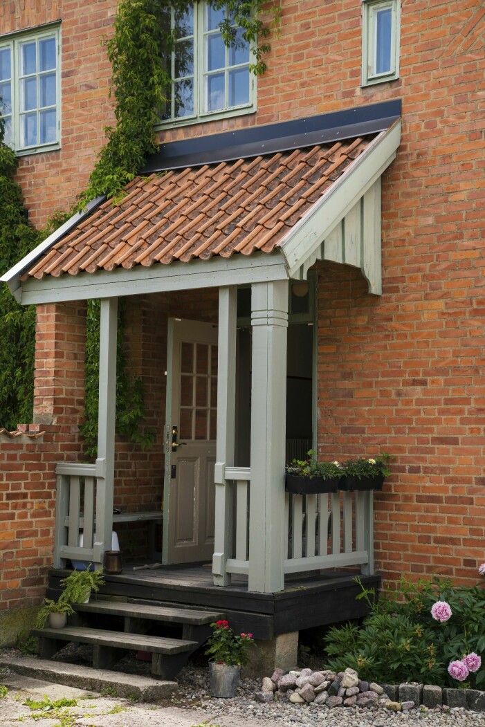 Redan 1880 uppfördes det första stationshuset i Sya, som ligger mitt emellan Mjölby och Mantorp på Östgötaslätten. Nu har det fått nytt liv som kafé och restaurang Open New Doors Bahnhof. Ingång till stationshus.