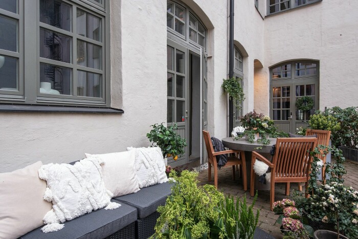 En stylad innergård blir allt viktigare. Foto: Nick Neo Styling: <a target="_blank" href="https://www.instagram.com/sense.interior/">Elin Skogh/Sense interiör </a>Mäklare: <a target="_blank" href="https://www.instagram.com/innerstadsspecialisten/">Innerstadsspecialisten</a> stylad innergård – en trend på Hemnet