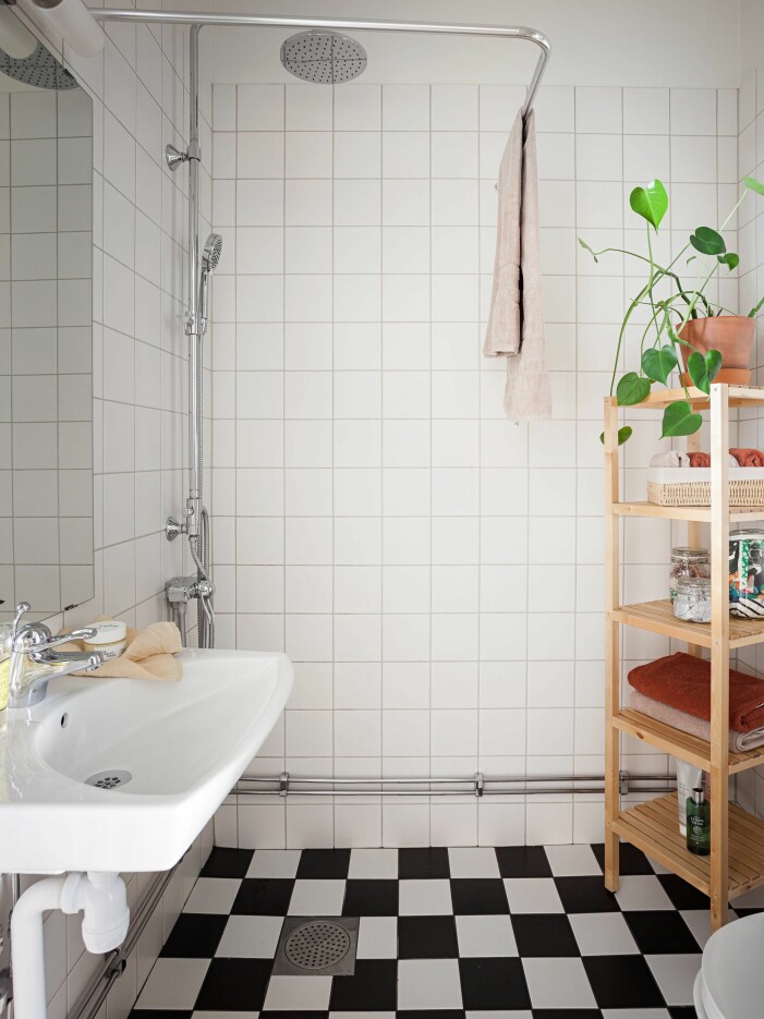 I snitt används 140 liter vatten per person och dygn, varav 60 liter går åt personlig hygien. Foto: Johan Spinnell för <a target="_blank" href="https://www.instagram.com/historiskahem/">Historiska Hem</a> Stylist: Emma Wallmén Mäklare: Sarah Gesarf/Historiska Hem. Så källsorterar du i badrummet