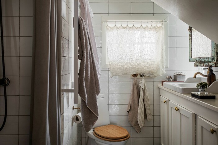 Se till att kranen är avstängd under tiden du borstar tänderna för att spara så mycket vatten som möjligt. Styling: Hanna Rydman för <a target="_blank" href="https://www.instagram.com/historiskahem/">Historiska Hem</a> Mäklare: Markus Elias. Så sparar du vatten hemma och lever mer hållbart