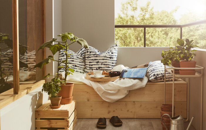 Kombinera trendigt trä med smarta compact living-lösningar perfekta för både denna säsong och nästa. Foto: Ikea. Så inreder du med compact living på balkongen