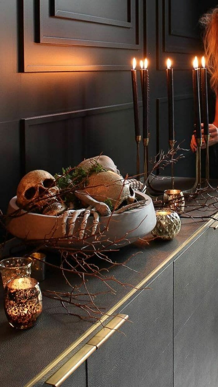 Uppdatera hemmets befintliga stilleben med en, eller fler, utvalda halloween-detaljer för stämningsfull dekor i lagom mängd. Foto: <a target="_blank" href="https://thehouseofsilverlining.com/a-gothic-halloween-bash/">The house of silver lining </a>via Pinterest. Inred för halloween, stilleben