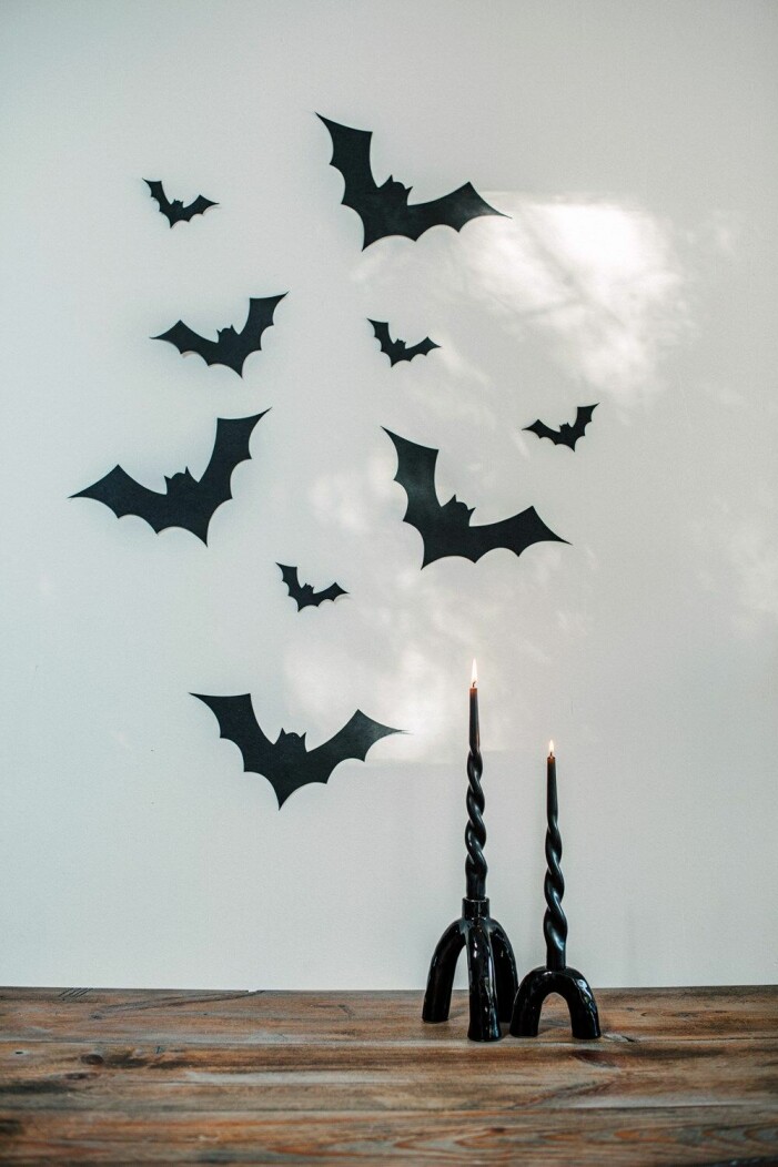 Addera fler detaljer, stora som små, i en och samma kulör för en enhetlig kontrast. Foto: Granit. Inred för halloween, fladdermus dekoration