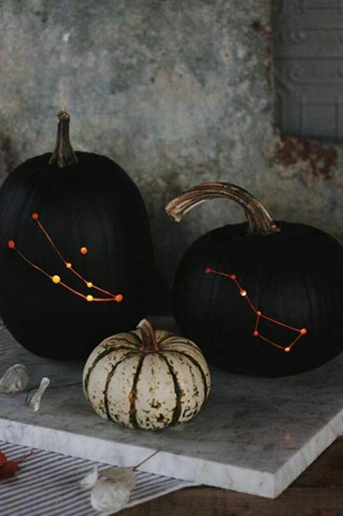 Tänk avskalat och låt säsongens pumpor gå i nedtonade färger. Foto: Amazon. Inred för halloween, pumpor