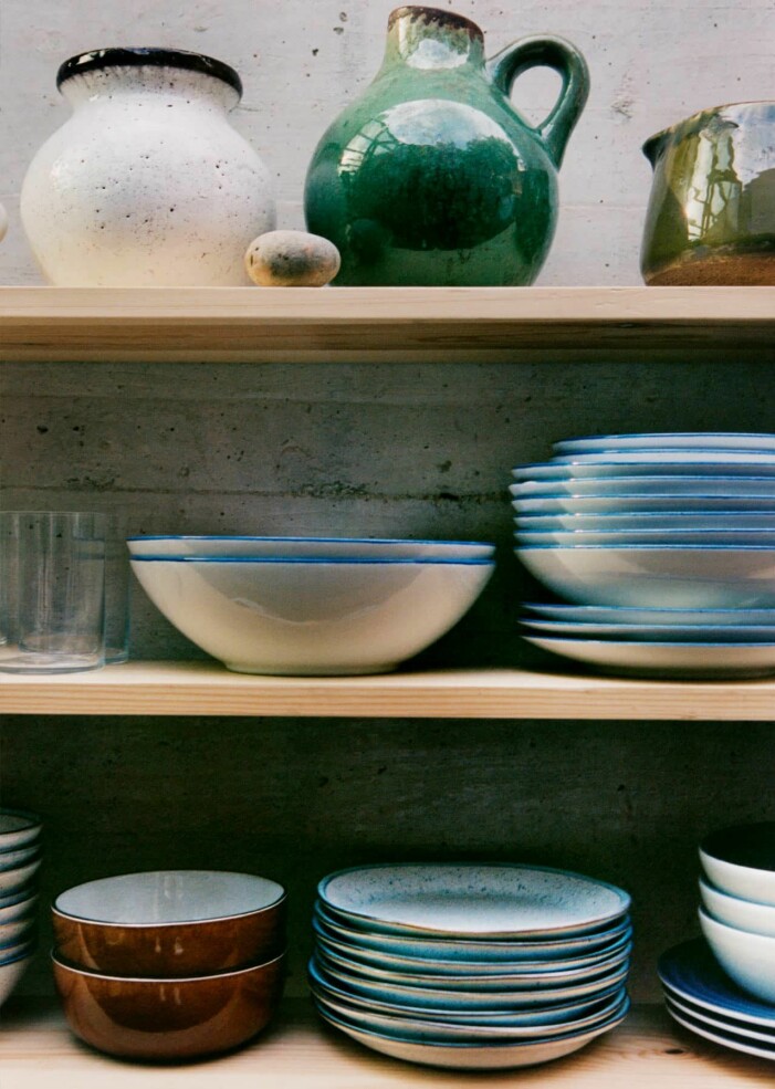 Sugen på att addera mer färg? Ett smart knep att börja med är att experimentera med dukningen. Foto: Zara Home. Så inreder du efter säsong, färgglad keramik