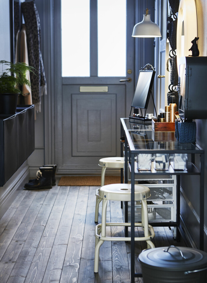 Det är inte bara hallen i sig som behöver städas – kom ihåg ytterdörren också! Foto: Ikea. Så inreder du med feng shui i hallen, ren dörr
