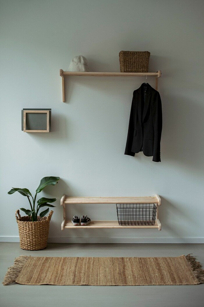 Sugen på att göra hallen lite mysigare? Grönskande växter, textilier och extra ljuskällor är en bra start. Foto: Granit. Så inreder du med feng shui i hallen