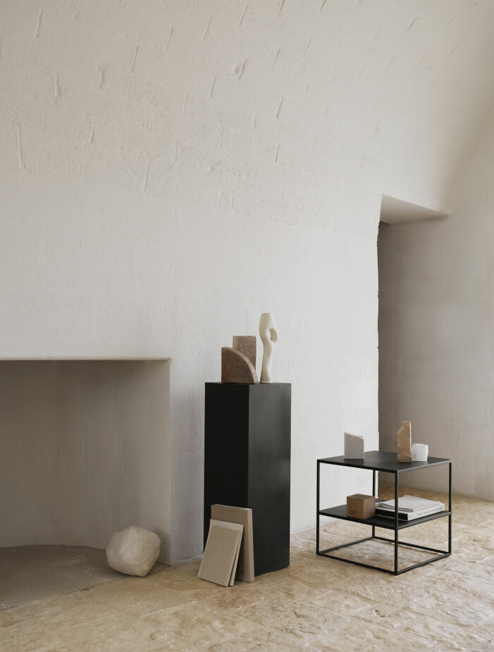 Inspireras av Tine K Homes sparsmakade känsla med vissa, välutvalda objekt i blickfånget så snabbt du kliver in i hemmet. Foto: Tine K Home. Så inreder du med feng shui i hallen