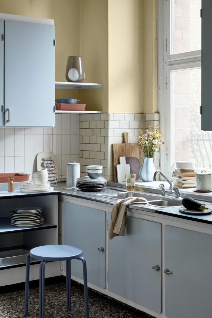 Ju mer färg desto bättre! Blanda in pastellfärger i sommarköket för en uppiggande känsla. Foto: Broste Copenhagen. Skapa sommarkänsla i köket