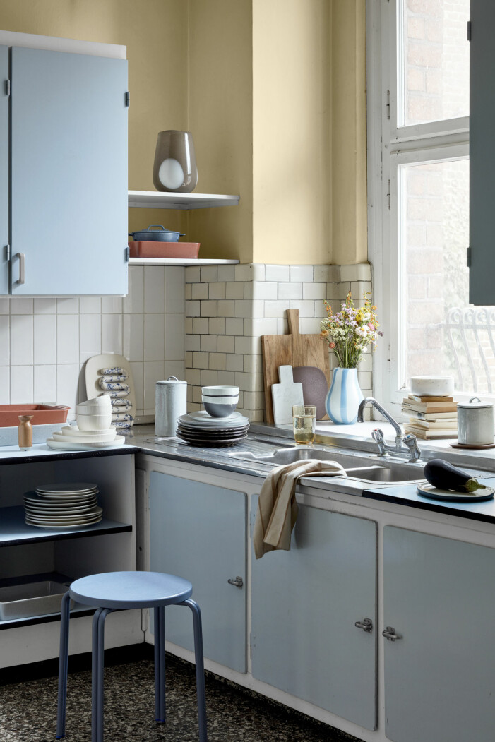 Ju mer färg desto bättre! Blanda in pastellfärger i ditt sommarkök för en uppiggande och stilsäker känsla. Foto: Broste Copenhagen. Inled med sommarens färgtrender hemma