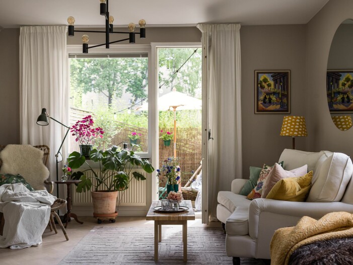 Våga integrera flera av dina favoritlampor i en och samma miljö. Foto: Johan Spinnell för <a target="_blank" href="https://www.instagram.com/historiskahem/">Historiska Hem</a> Stylist: Åsa Copparstad Mäklare: Hanna Tairi. Så inreder du med belysning i vardagsrummet