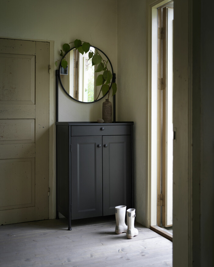Satsa på en avskalad, rymlig hall med förvaringslösningar anpassade efter dina behov. Foto: Ikea. Inred med feng shui, så inreder du hallen