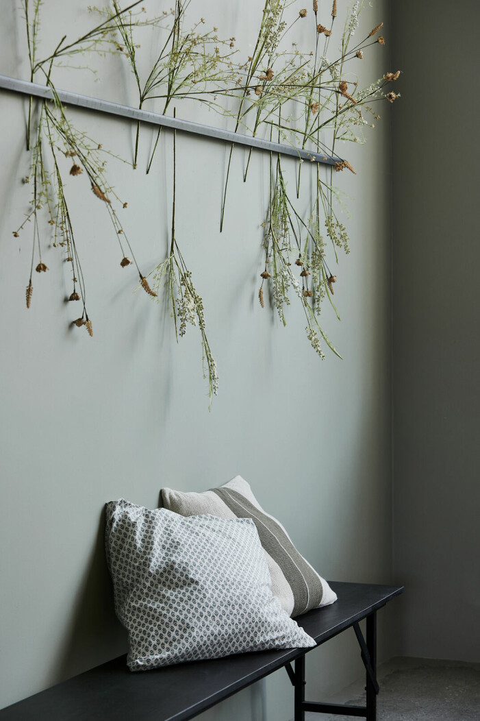 Vill du skapa andra blickfång än de grönbladiga? Plocka in kvistar, blommor och naturmaterial i säsong och låt fantasin flöda. Foto: House Doctor. Inred med feng shui, växter