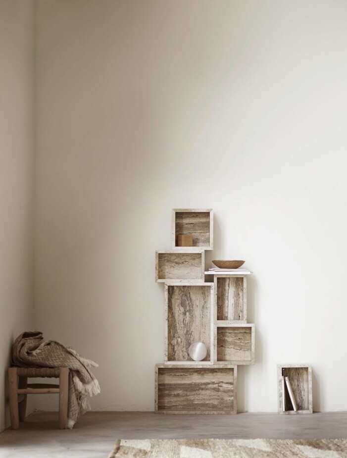 Nu siktar vi högt! Frigör väggyta genom att jobba på höjden snarare än bredden. Foto: Tine K Home. Inred med feng shui, horisontell förvaring