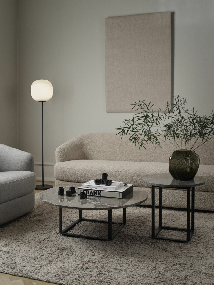 Se till att placera soffan så att du med enkelhet kan se dörren hela tiden. Foto: New works. Så inreder du med feng shui i vardagsrummet, positionera soffan