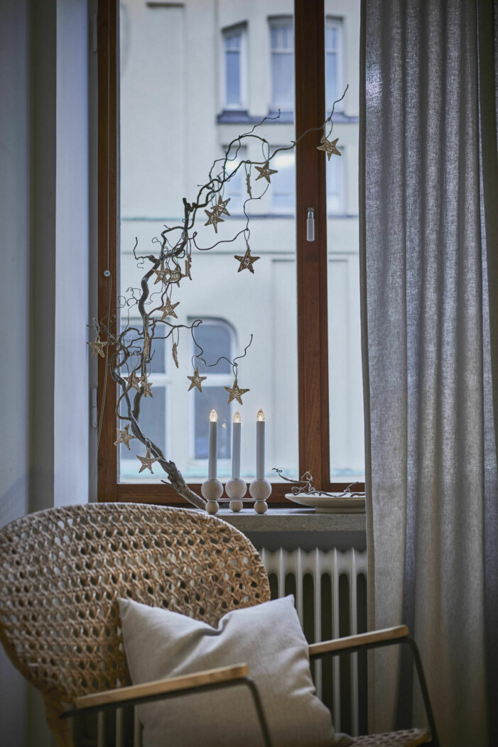 Den eldrivna ljusstaken behöver inte vara maffig. Även mindre alternativ sprider julatmosfär på ett kick! Foto: Ikea. Så inreder du med julbelysning, snygga belysningstips