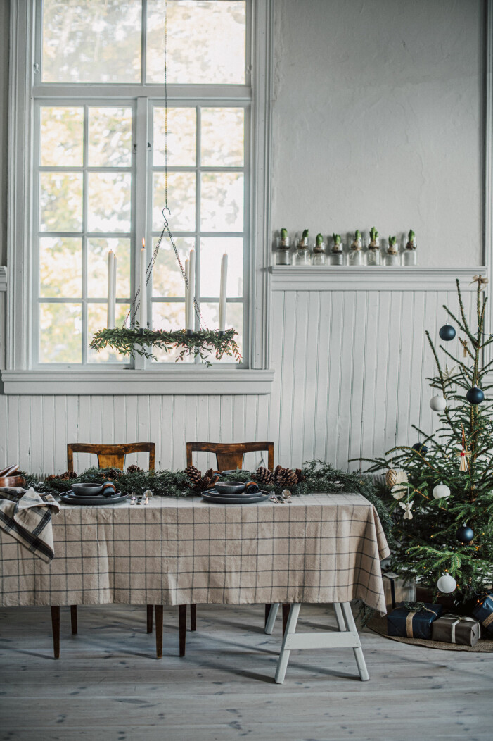 Levande ljus möter stilsäker takbelysning i sann julstämning. Foto: Granit. Så inreder du med julbelysning, i fönstret