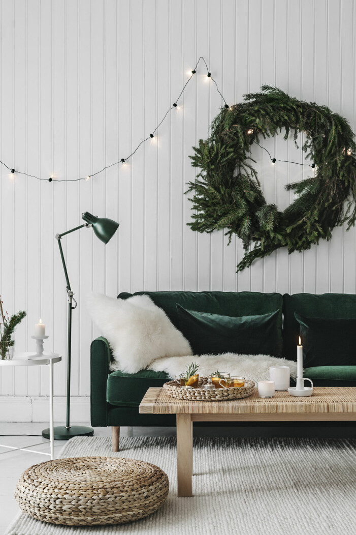 Ljusslingor passar i alla hemmets rum oavsett säsong och kan med fördel hänga kvar året runt. Foto: Anna Malmberg/Ikea. Så inreder du med julbelysning, vanliga missar