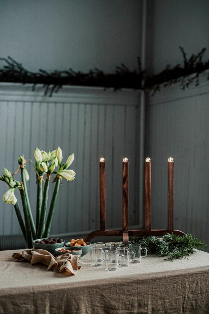 Investera i en ljusstake i ett enhetligt utförande med en färgpalett som känns aktuell oavsett säsong. Foto: Granit. Inred med adventsljusstake, trä