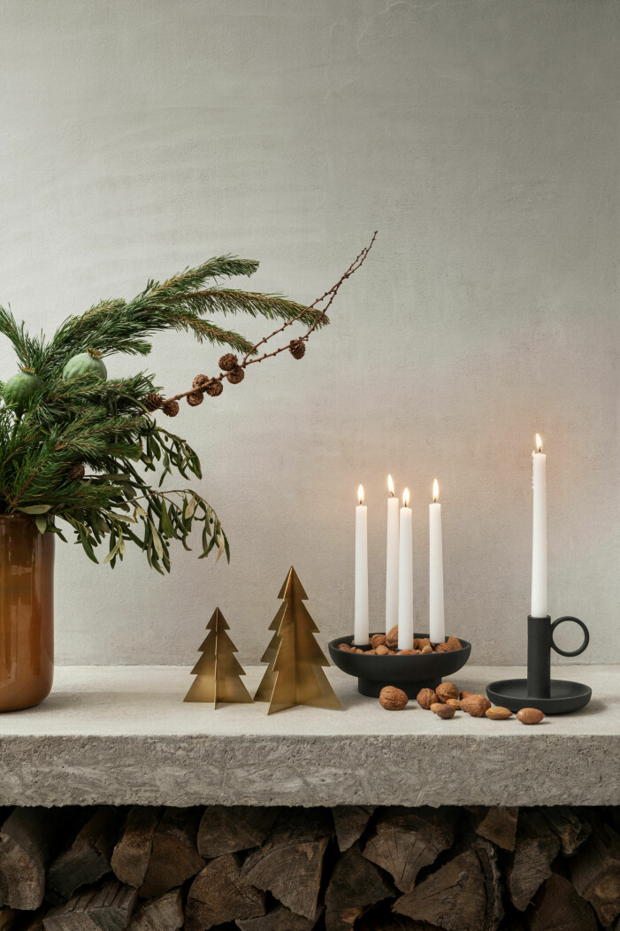 Använd den skålformade ljusstaken för stämningsfull dekor med objekt i säsong. Foto: Ellos Home. Inred med adventsljusstake, levande ljus