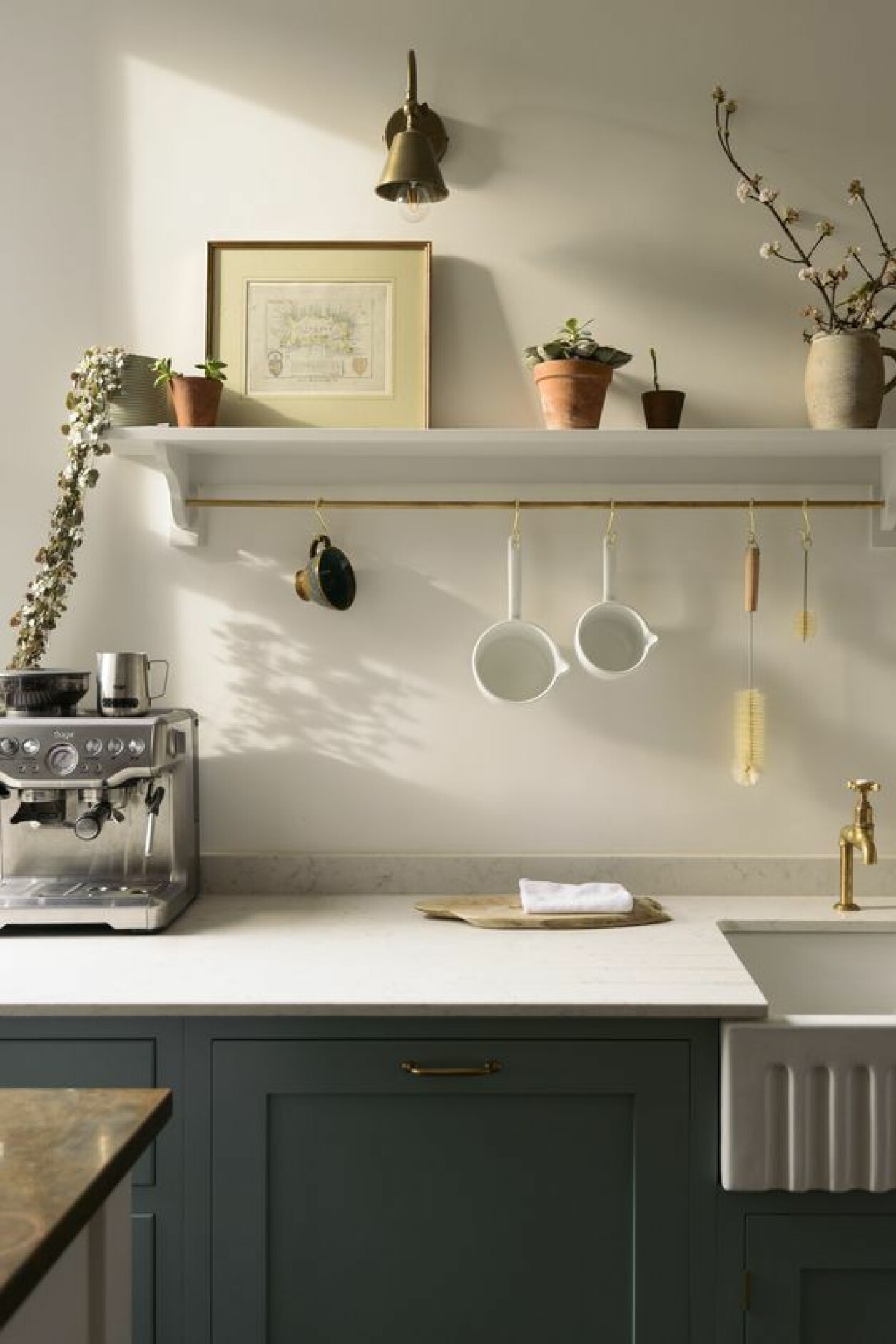 Boosta förvaringsmöjligheterna genom att addera smart förvaring under hyllan. Foto: <a target="_blank" href="https://www.devolkitchens.co.uk/">deVOL kitchens</a> via Pinterest. Inred med vägghylla, smart förvaring